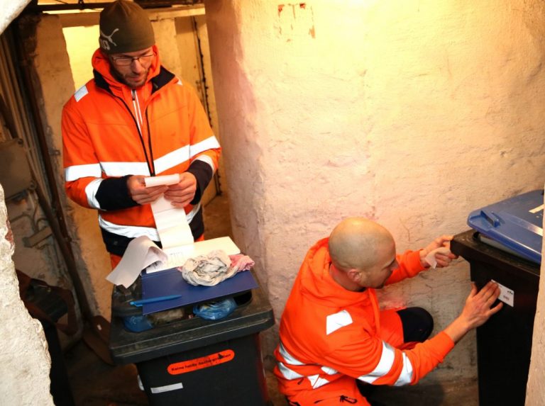 EBE-Mitarbeiter chippen Tonnen in einem Keller