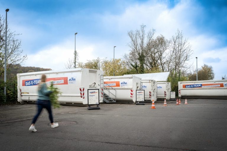 Frau bringt Grünschnitt zur Recyclingstation Süd/Ost