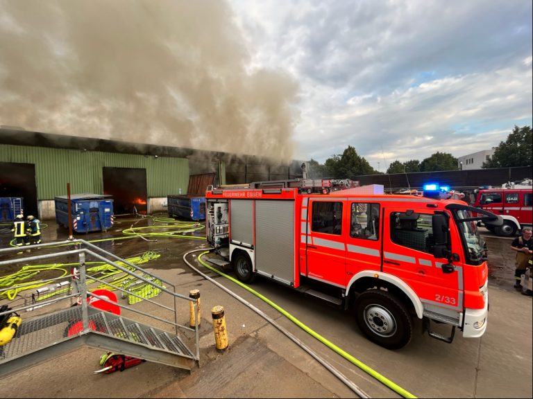 Großbrand in der Sortierhalle an der Stauderstraße