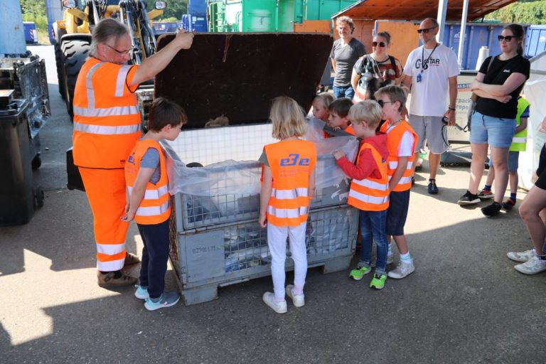 Kinder bei der Ferienspatz-Führung über den Recyclinghof Altenessen