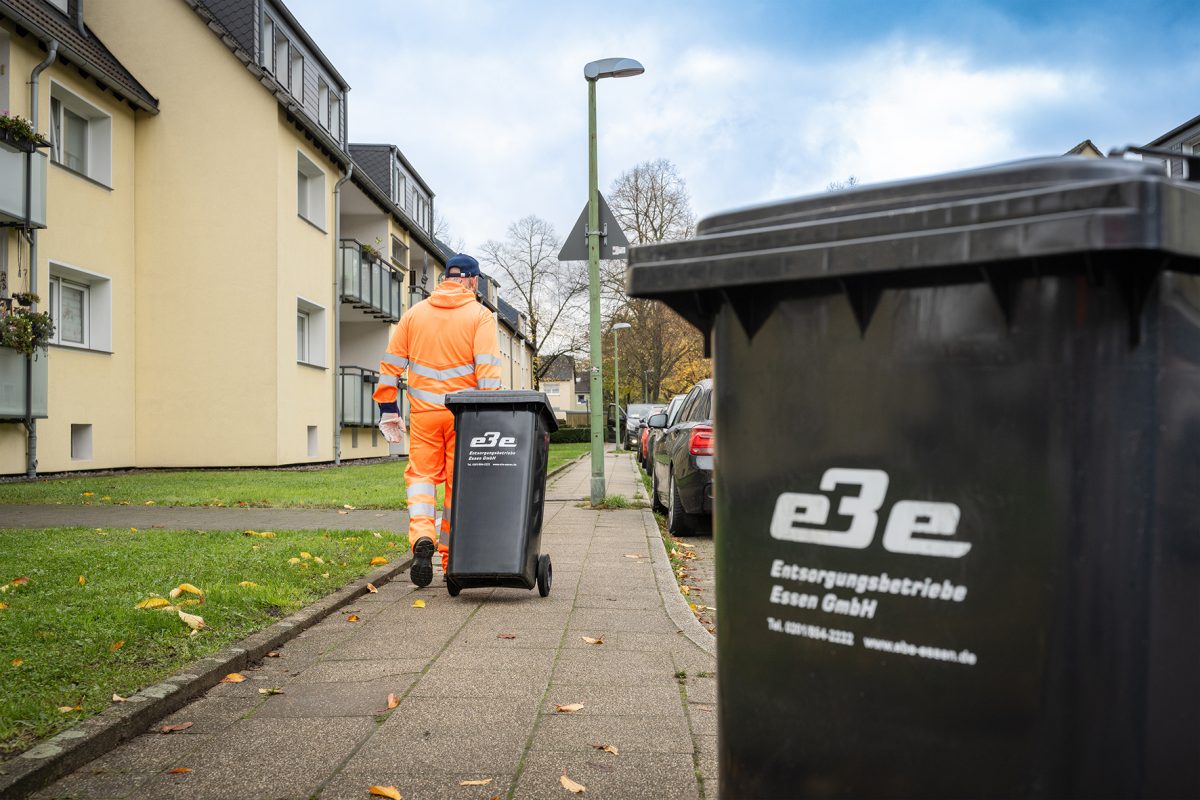 Tonnenleerung mit Grauer Tonne im Vordergrund