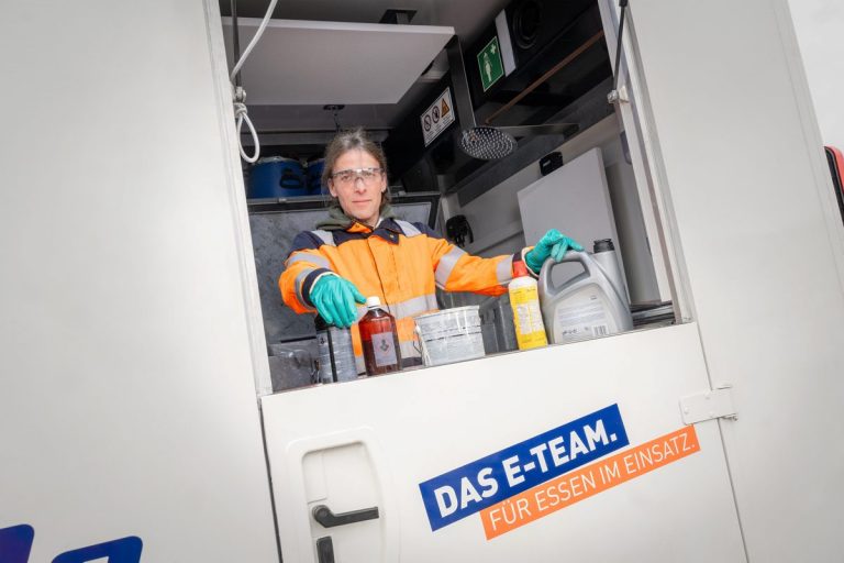 Mitarbeiter des Schadstoffmobils nimmt Schadstoffe an.