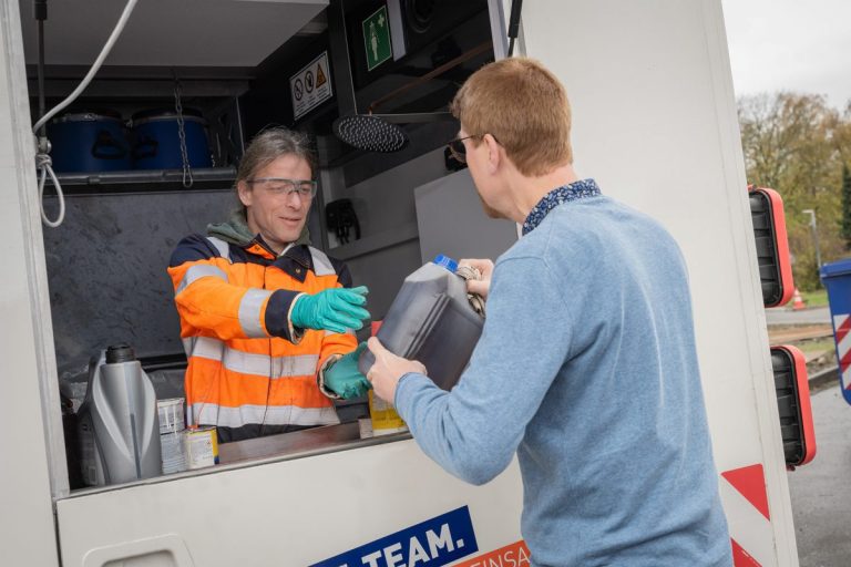 Kunde gibt Schadstoffe am Schadstoffmobil ab