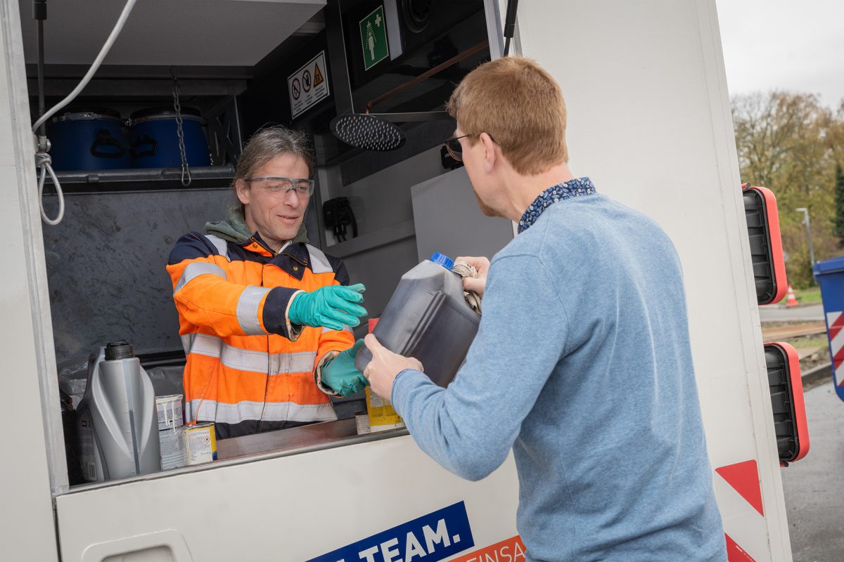 Kunde gibt Schadstoffe am Schadstoffmobil ab