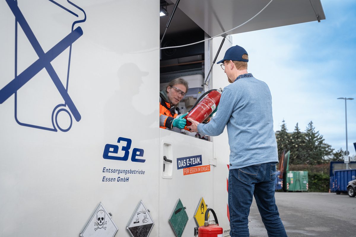 Abgabe eines Feuerlöschers am Schadstoffmobil