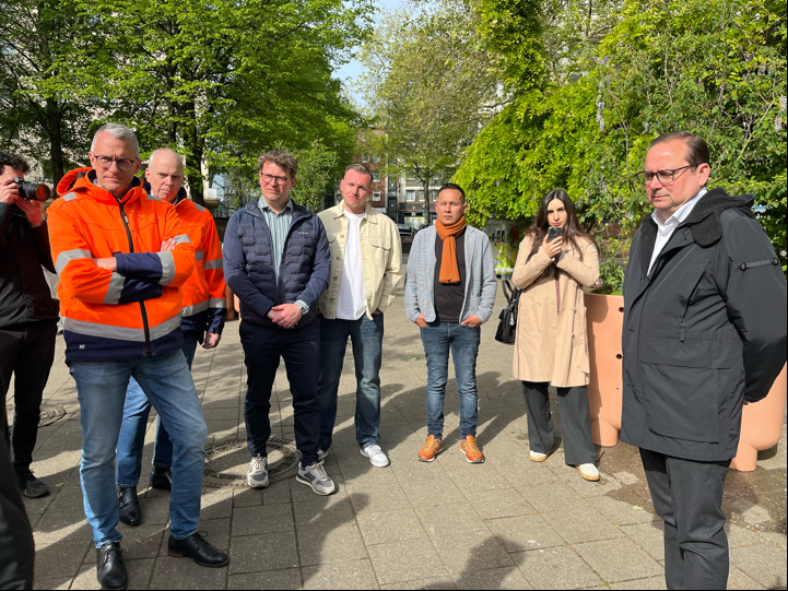 Oberbürgermeister Thomas Kufen beim Rundgang zum Frühjahrsputz 2026