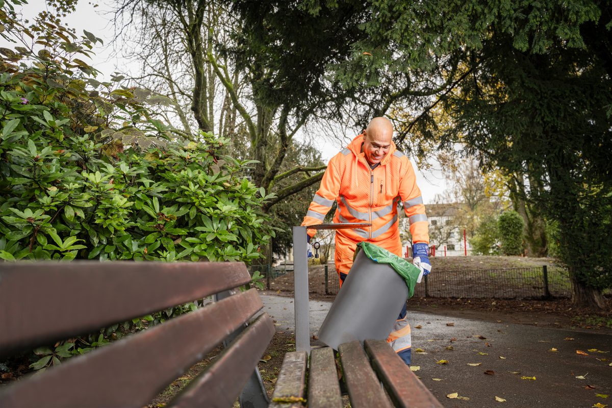 Reinigung im Park: Papierkorb-Leerung
