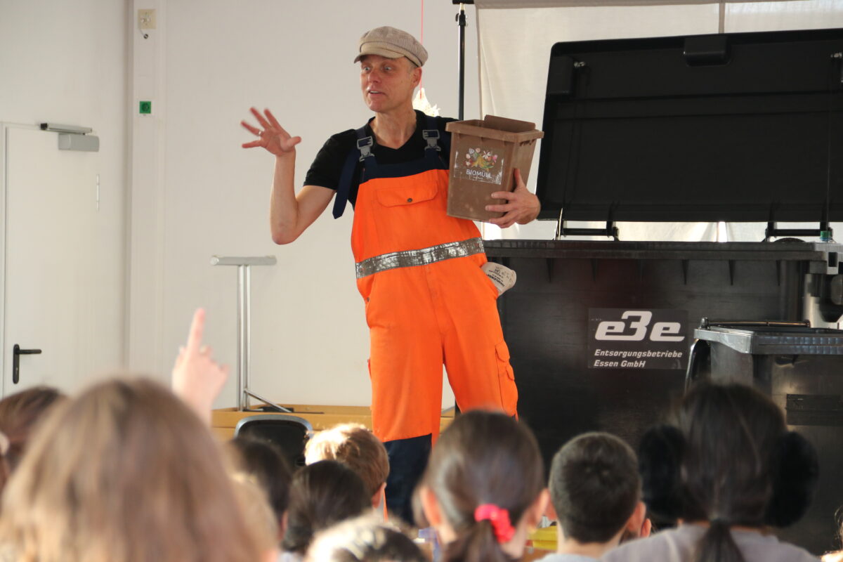 Herr Stinknich erklärt den Grundschulkindern Themen wie Abfalltrennung und -vermeidung