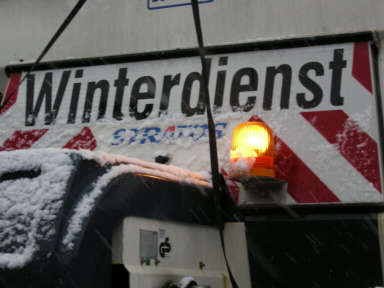 Aufschrift "Winterdienst" auf Streufahrzeug